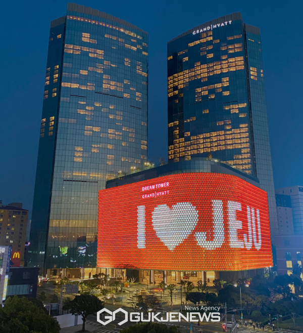 =제주 드림타워 복합리조트가 외국인 관광객 급증에 힘입어 카지노와 호텔 부문에서 쌍끌이 실적 행진을 기록한 가운데 드림타워 내 카지노 6월 순매출은 102억 9900만원으로 연속 3개월 흑자 달성에 성공했다.[사진=롯데관광개발[