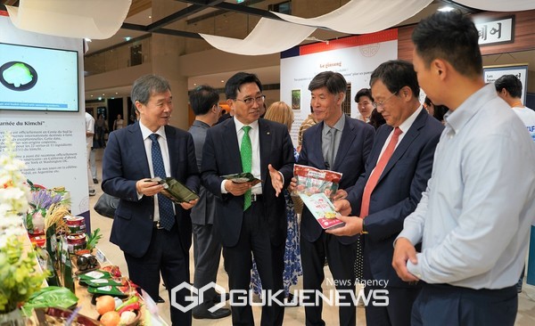 2023 파리 K-Food Fair 현장 사진 (좌측부터) 최재철 주프랑스 대사, 김춘진 한국농수산식품유통공사 사장, 이일열 주프랑스 한국문화원장, 안일환 주OECD대한민국 대표부 대사[사진제공=한국농수산식품유통공사]