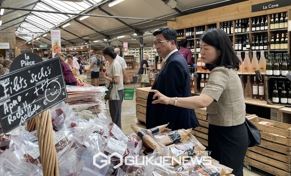 갈리농장(Fermes de Gally) 직매장 방문 현장 사진 김춘진 한국농수산식품유통공사 사장(좌측) [사진제공=한국농수산식품유통공사]