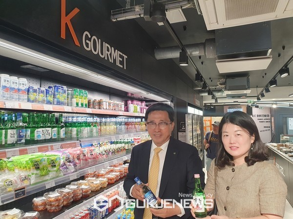 K-Mart(케이마트) 방문 현장 사진 김춘진 한국농수산식품유통공사 사장(좌측) [사진제공=한국농수산식품유통공사]