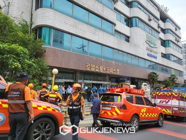 4일 오후 3시경 로얄쇼핑 상가 천장이 무너졌다는 신고가 접수됐고, 소방당국과 경찰, 행정시는 현장에 투입됐다.[사진=문서현 기자]
