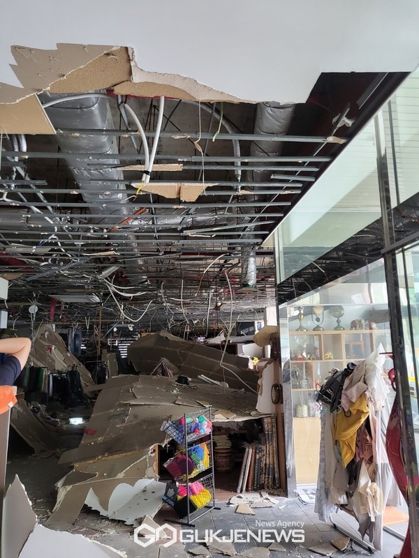 4일 오후 3시경 제주시 연동에 위치한 로얄쇼핑 1층 상가 내부 천장이 무너져 상인들과 손님 10여명이 대피하는 사고가 발생했다. 다행히 인명피해로 이어지진 않았다.[사진=문서현 기자]