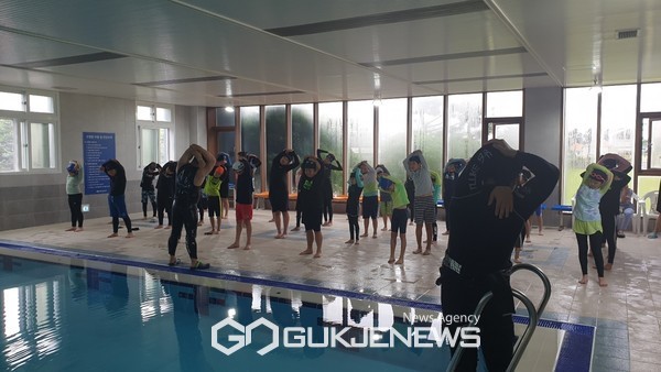 하도초등학교는  지난 3일부터 오는 7일까지 3~6학년을 대상으로 생존수영교실 실기교실을 운영하고 있다.[사진=하도초등학교]