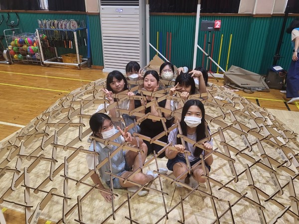 4일 보목초등학교는   4~6학년을 대상으로 제주융합과학연구원의 지원을 받아‘학교로 찾아가는 수학체험전’을 운영했다.[사진=보목초등학교]