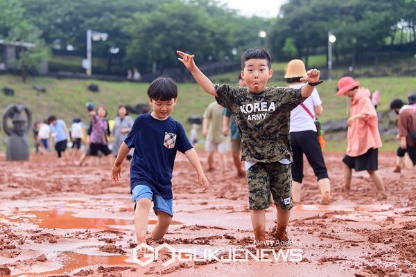 어싱공원 내 숨골공원에는 걷기 운동과 촉감놀이를 할 수 있는 황토 어싱광장, 톱밥 체험장, 몽돌 체험장, 세족장, 통나무 쉼팡 등이 설치됐다.[사진=서귀포시청]