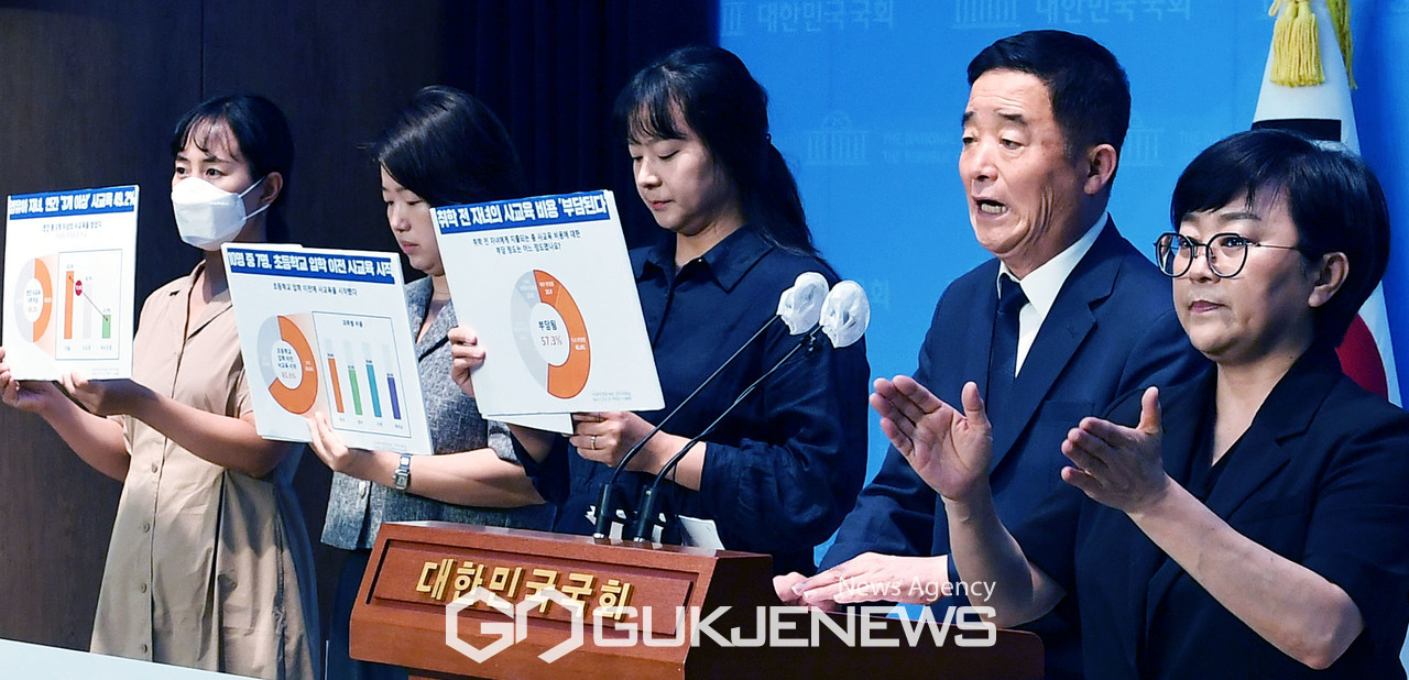 (서울=국제뉴스) 강득구 더불어민주당 의원이 10일 오전 서울 여의도 국회에서 '영유아 사교육비 관련 실태조사 결과 발표' 기자회견을 하고 있다./사진=이용우기자