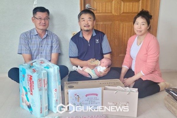 응봉면 다섯째 아기 출산 가정방문 축하(사진=예산군청)