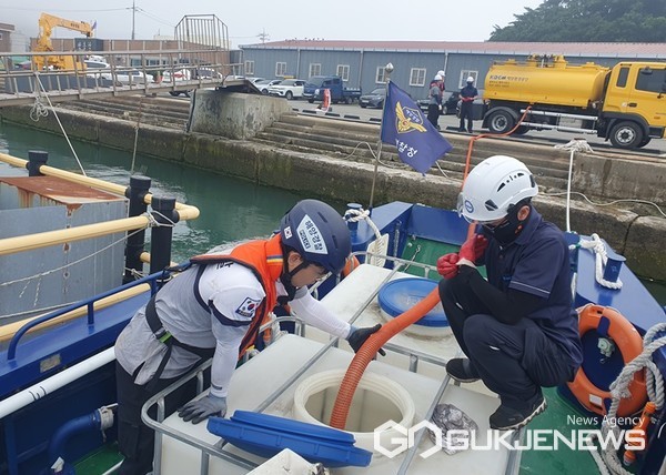 충남 태안해양경찰서가 장마 및 태풍에 대비해 태안 신진항·안흥항 내 장기계류 선박에서 폐유 등 오염물질 약 6천ℓ를 수거했다. 사진은 장기계류 선박에서 오염물질 수거 모습. (태안해경 제공)