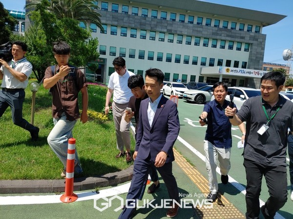 12일 강경흠 제주도의원이 취재진의 질문을 받으며 이동하고 있다.[사진=제주도의회 기자단]