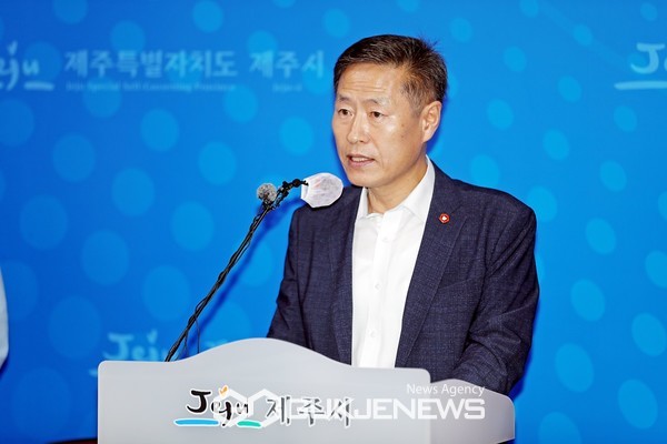 12일 오전 10시 안우진 부시장은 제주시청 기자실에서 브리핑을 통해 최근 이용자 인권침해와 경영악화 등으로 시설 자진폐지 신고서를 제출한 사회복지법인 사랑의집에 대해 시설폐쇄 명령을 내렸다고 밝혔다.[사진=제주시청]