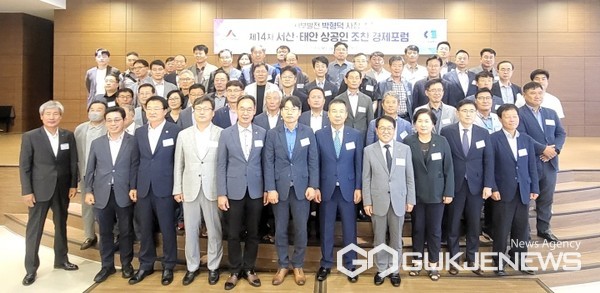 충남 서산상공회의소가 13일 서산 아르델웨딩컨벤션에서 박형덕 서부발전 사장을 초청해 상공인 조찬경제포럼을 열었다. 사진은 포럼 참석자들의 기념촬영 모습. (서산상공회의소 제공)