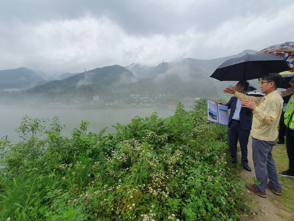 박종민 도 농수산생명과학국장과 이현호 포천 부시장, 최재철 한국농어촌공사 연천포천가평지사장 등이 13일 포천시 신북면 심곡저수지의 수위 관리 실태 등을 현장 점검하고 있다. 사진제공=경기도청