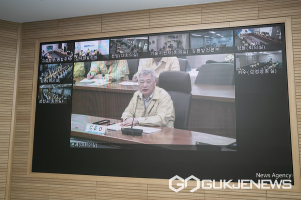 (사진제공=남동발전)김회천 사장이 상황점검회의를 주재하고 있다
