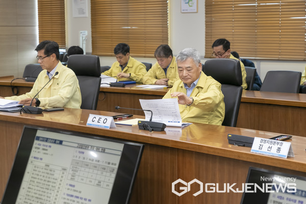 (사진제공=남동발전)김회천 사장이 상황점검회의를 주재하고 있다