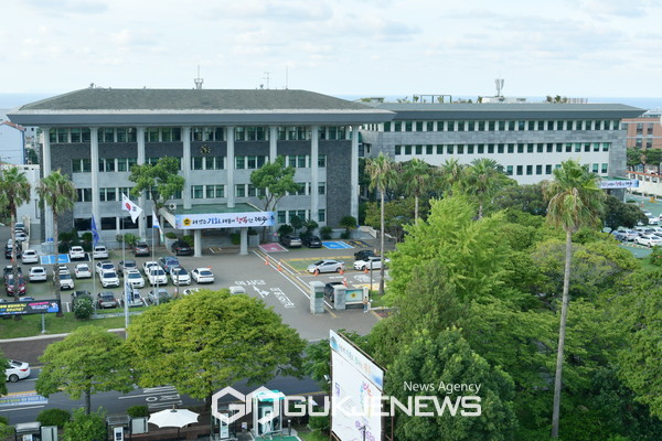 제주도의회는 오는 19일 제419회 임시회 제2차 본회의에서 강경흠 의원에 대한 징계절차 개시를 본회의에 보고한다.[사진=제주도의회 전경]