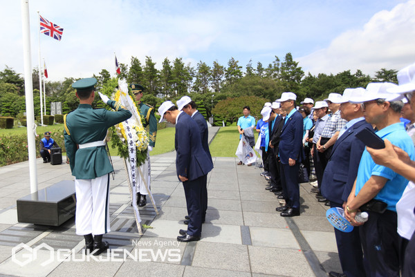 17일 오전 10시 부산시청 대강당에서 열린 '피스로드 2023 통일대장정 부산 출정식' 이 끝나고 UN 기념공원 참배 모습/제공=