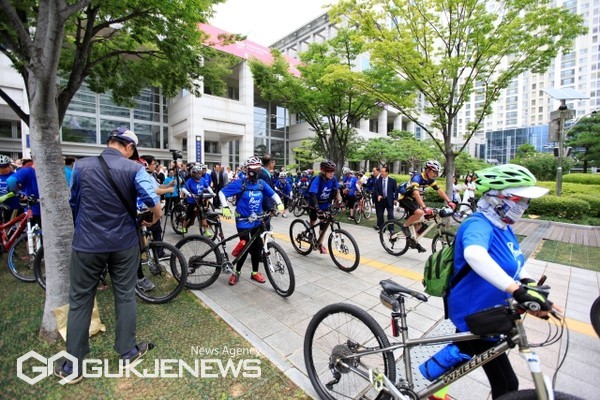 17일 오전 10시 부산시청 대강당에서 열린 '피스로드 2023 통일대장정 부산 출정식'이 끝난 후 자전거 종주단이 UN 기념공원을 향해 힘차게 페달을 밟고 있다/제공=