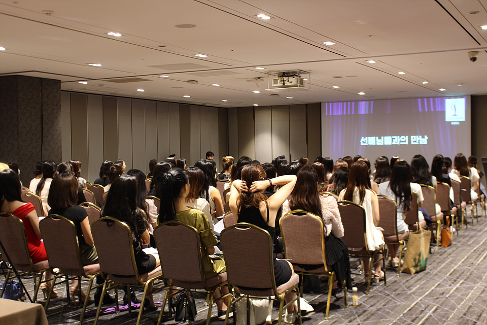 ▲ 미스유니버스코리아 1차 예선 합격자들이 선배들과의 만남을 통해 소통하고 있다. / (사진)=Miss Universe Korea 제공