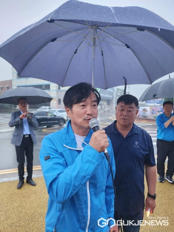 더불어민주당 조한기 서산·태안 지역위원장이 일본 후쿠시마 원전 오염수 해양 방류 반대를 주장하며 지난 7일부터 12일째 이어오던 단식농성을 18일 중단했다. 사진은 이날 병원으로 이동하기에 앞서 농성장을 찾은 당원과 지지자들을 향해 인사하는 조 위원장. (조한기 위원장 페이스북 캡처)