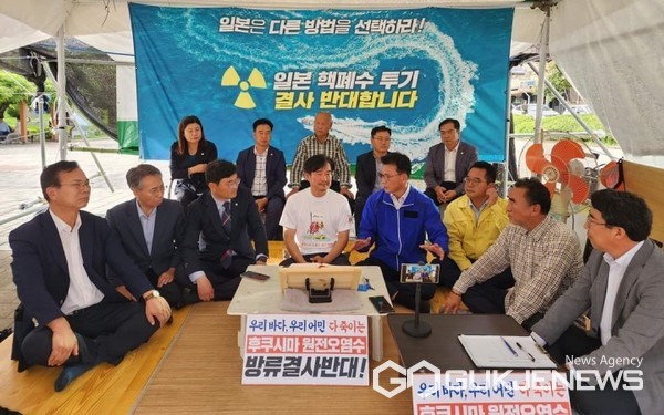 17일 더불어민주당 박광온 원내대표 등 대표단이 단식농성 현장을 방문해 조한기 위원장과 대화하고 있다. (사진 = 지역위원회 제공)