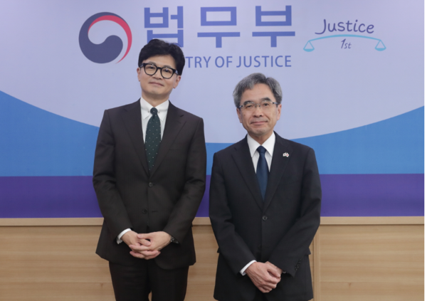 한동훈 법무부장관은 20일 정부과천청사에서 키쿠치 히로시 일본 출입국재류관리청장과 면담했다. 이 자리에는 법무부 출입국·외국인정책본부장과 일본 출입국재류관리청 정책과 조정관 타나카 노부코 등이 참석했다. (사진=법무부)