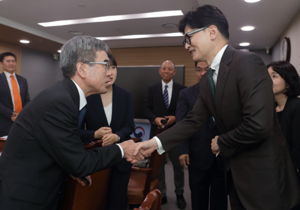 한동훈 법무부장관은 20일 정부과천청사에서 키쿠치 히로시 일본 출입국재류관리청장과 면담했다. 이 자리에는 법무부 출입국·외국인정책본부장과 일본 출입국재류관리청 정책과 조정관 타나카 노부코 등이 참석했다. (사진=법무부)