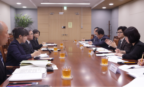 한동훈 법무부장관은 20일 정부과천청사에서 키쿠치 히로시 일본 출입국재류관리청장과 면담했다. 이 자리에는 법무부 출입국·외국인정책본부장과 일본 출입국재류관리청 정책과 조정관 타나카 노부코 등이 참석했다. (사진=법무부)