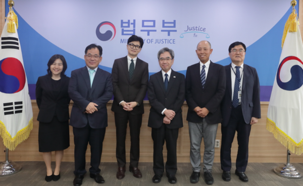 한동훈 법무부장관은 20일 정부과천청사에서 키쿠치 히로시 일본 출입국재류관리청장과 면담했다. 이 자리에는 법무부 출입국·외국인정책본부장과 일본 출입국재류관리청 정책과 조정관 타나카 노부코 등이 참석했다. (사진=법무부)