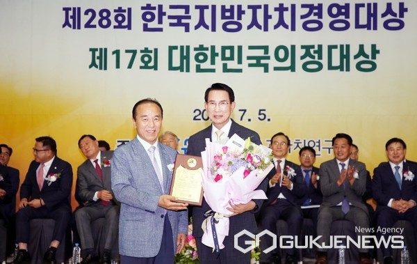 이완섭(오른쪽) 서산시장이 지난 5일 서울 용산 공군호텔에서 열린 제28회 한국지방자치경영대상 시상식에서 지역개발대상을 수상했다. 사진은 시상식 모습. (서산시 제공)