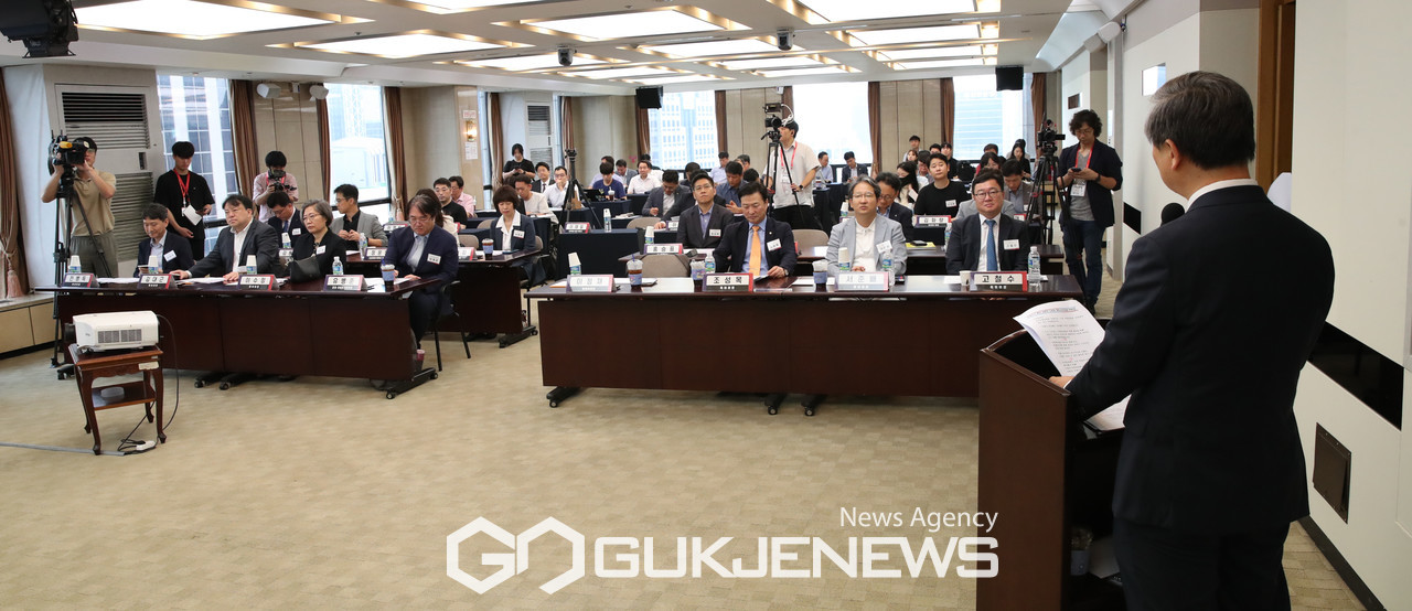 ▲대통령 직속 국민통합위원회 이재정 민생사기 근절 특별위원장이 25일 오전 한국 프레스센터에서 열린 민생사기 근절 공론화 토론회에서 인사말을 하고 있다./사진=이용우 기자