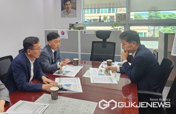 이찬준 김제부시장이 국회 등을 방문, 국가예산 확보에 총력을 기울이고 있다.. 사진은 이원택 국회의원과 면담장면.(사진=김제시)