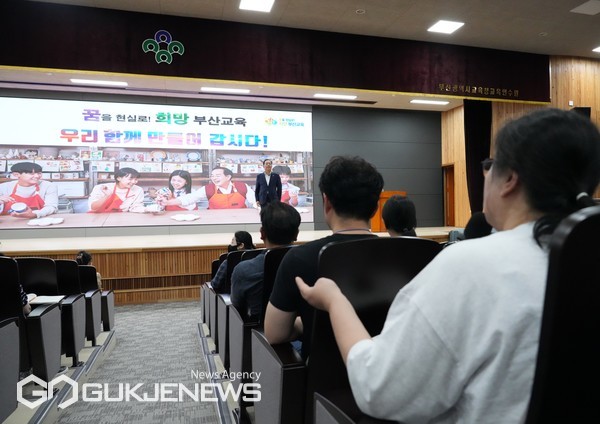 하윤수 교육감, 특강 및 토론 모습/제공=부산교육청