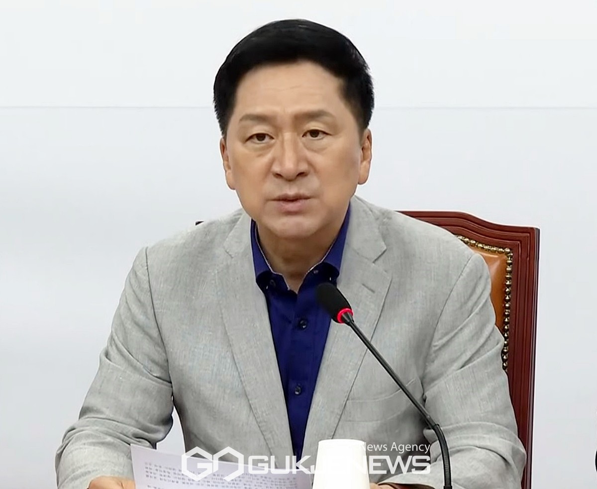 ▲김기현 국민의힘 대표는 26일 오전 국회에서 열린 최고위원회의에 참석해 참사를 정쟁에 악용한 민주당은 국민 앞에 사죄해야 마땅하고 이를 주도한 민주당 지도부야말로 탄핵의 대상이라고 말하고 있다./사진=이용우 기자