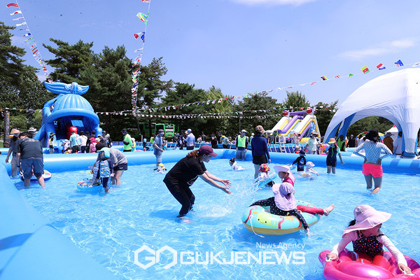 내달 6일까지 운영 중인 ‘해아래 워터풀 동작, 2023 동작구 어린이 물놀이장’ 모습. [사진제공=동작구청]