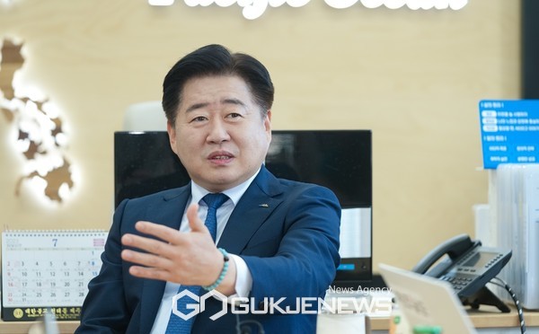 27일 오전 오영훈 제주도지사 집무실에서 열린 출입기자단과 차담회에서 제2공항 기본계획안 도민의견 수렴과정에서 접수한 주민투표 실시 요구 의견은 가감없이 국토교통부에 전달하겠다고 밝혔다.[사진=제주도청]
