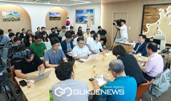 27일 오전 오영훈 제주도지사 집무실에서 열린 출입기자단과 차담회에서 제2공항 기본계획안 도민의견 수렴과정에서 접수한 주민투표 실시 요구 의견은 가감없이 국토교통부에 전달하겠다고 밝혔다.[사진=제주도청]