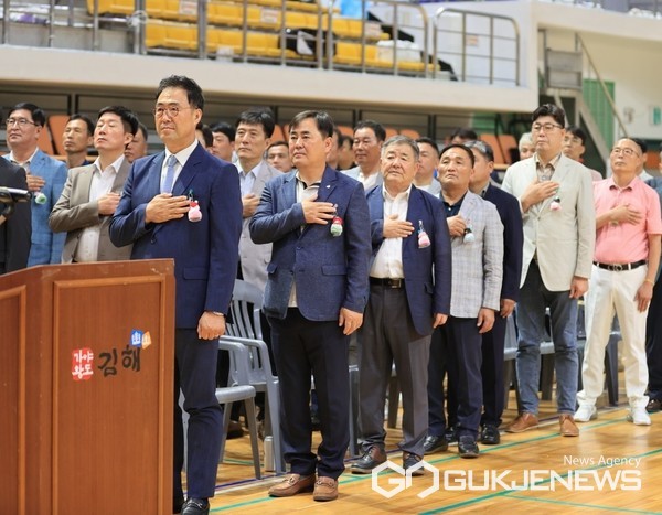 (사진제공=경남도배드민턴협회) 경남도배드민턴협회가 30일 오전 김해실내체육관에서 ‘2023년 경남 여성부‧어르신 및 청준장년부 생활체육 배드민턴대회’ 개회식을 열고 있다.  이만기(앞줄 좌측 첫번째) 경남배드민턴협회 회장과 이상종(앞줄 좌측 두번째) 김해시배드민턴협회 회장 등 행사 참석자들이 국기에 대한 경례를 하고 있다. 