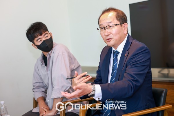 강병삼 제주시장은 지난 1일 ‘찾아가는 2040 화(和)통(通) 간담회’ 열고 다양한 의견을 공유하며 소통했다. 이날 소통간담회에서는 올해 하반기 개관하는 제주시 업사이클링센터의 자원 새활용문화 정착을 위한 운영 방향과 안전하고 편리한 애견 놀이터 조성 등 반려동물 친화적인 환경 마련을 요청했다.[사진=제주시]