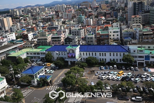 제주시가 거주 장애인에 대한 4차례 학대판정과 운영법인의 경영 의지가 없는 장애인거주시시설 ‘사랑의 집’에 대해 폐쇄 행정처분을 내렸다.[사진=제주시청사]