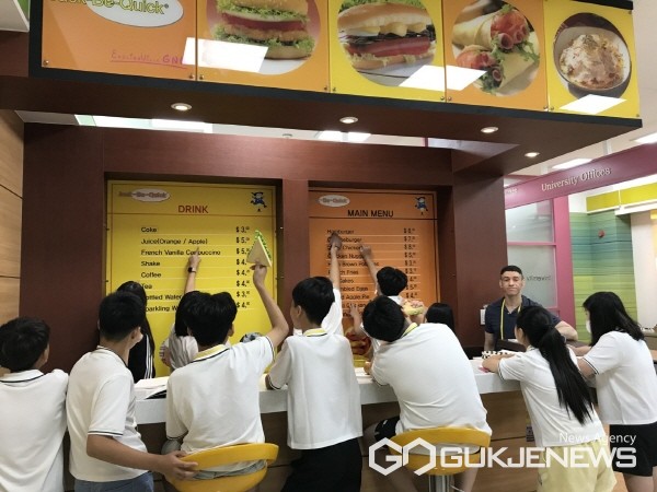 (사진제공=창녕군) 경상국립대 국제어학원에서 영어수업을 받고 있는 모습.