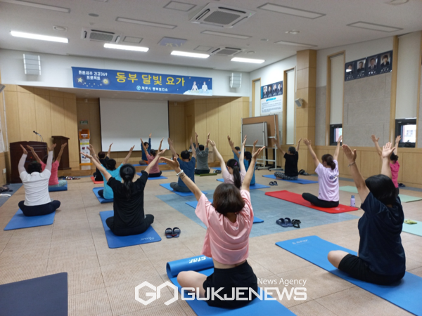 제주보건소는 8월 22일부터 10월 12일까지 임신부를 대상으로 저녁 요가교실을 운영해 분만을 대비한 복부근력과 고관절 단련 등 다양한 자세와 분만 시 호흡법, 명상법을 알려준다.[사진=제주보건소]