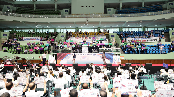 (사진제공=창원특례시)경남지역 기독교인 4,000여명이 마산실내체육관에서 개최된 8·15 특별성회에서‘경남 창원 의과대학 신설’결의를 다지고 있다.