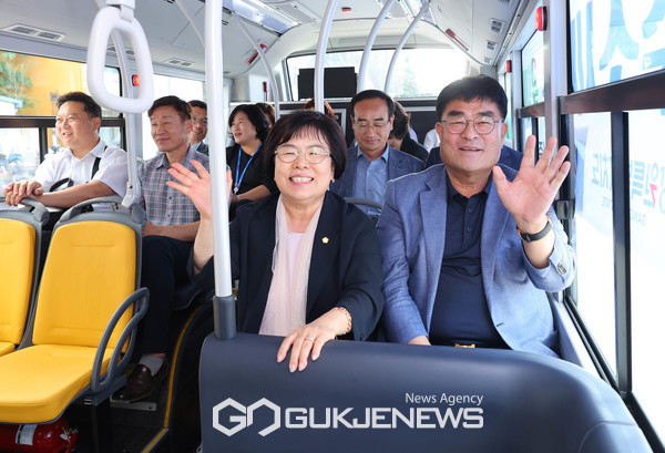 사진=삼척시 강원특별자치도 제1호 수소버스 시승한 박상수시장,전전순시의장/삼척시제공