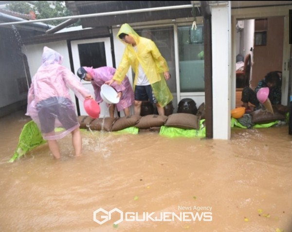 사진=제6호태풍 카눈 피해로 잠긴 주택 /고성군제공