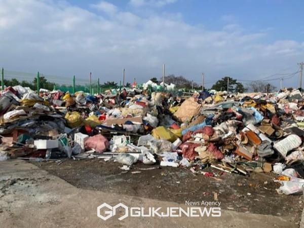 제주시는 하반기 공한지, 야산 등 취약지역 방치폐기물을 집중 수거해 시민과 관광객들에게 쾌적한 환경을 제공할 계획이다.[사진=제주시청]