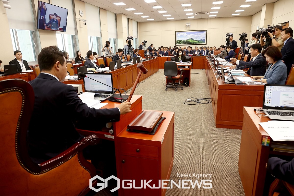 (서울=국제뉴스) 17일 오전 서울 여의도 국회에서 열린 환경노동위원회 전체회의에서 박정 위원장이 회의를 주재하고 있다. /사진=원명국 기자