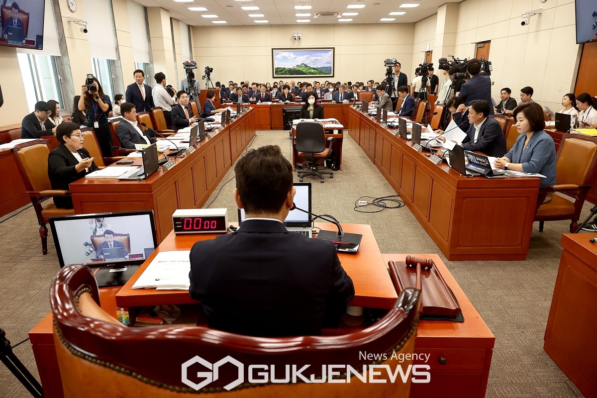 (서울=국제뉴스) 17일 오전 서울 여의도 국회에서 열린 환경노동위원회 전체회의에서 박정 위원장이 회의를 주재하고 있다. /사진=원명국 기자