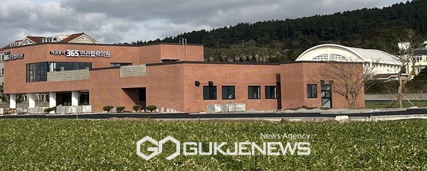 서귀포시가 전국 최초로 의료 취약지 지역주민 의료 불편 해소를 위해 유치한 서귀포시 민관협력의원이 4차 공모를 실시한 결과 낙찰자가 선정되면서 오는 10월 본격 운영될 예정이다.[사진=서귀포시 365민관협력의원 전경]