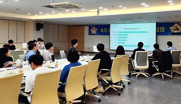 18일 시청 중회의실에서 청년위원회 3차 전체회의를 열어 제8기 청년위원회의 활동을 공유하고, 우수 청년정책을 선정했다.▲광주청년문화패스를 제안해 최우수 정책으로 선정된 '김성연 위원'이 제안 내용을 설명하고 있다./@광주광역시