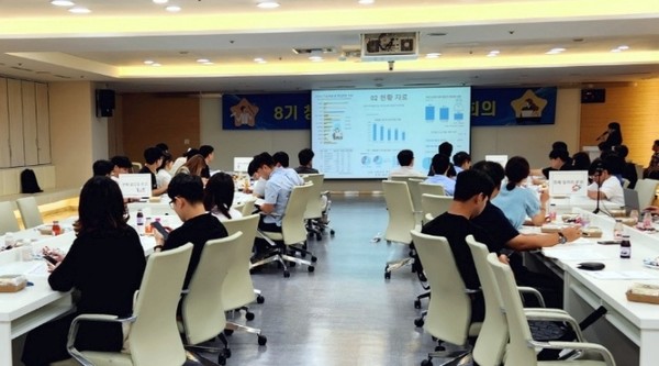 ▲광주청년 취업멘토링 온라인 시스템과 ▲인문·사회분야 역량개발 및 취업지원 정책을 제안한 김지은 위원이 제안내용을 설명하고 있다./@광주광역시